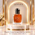 Emporio Armani Stronger With You Intensely - Eau de Parfum - 3.4 oz / 100 ml — producto y pedestal